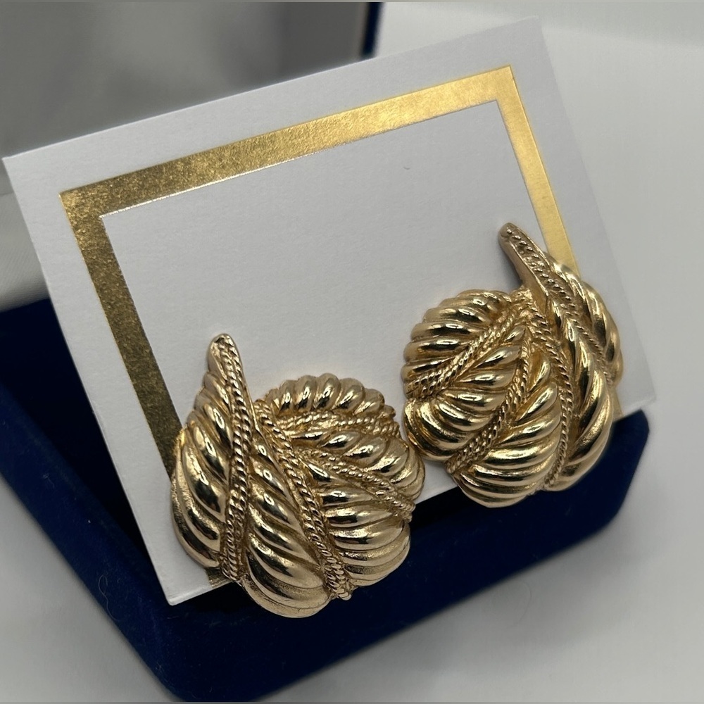 Monet Vintage 10k Gold Textured Shell Clip On Earrings - Picture 4 of 13